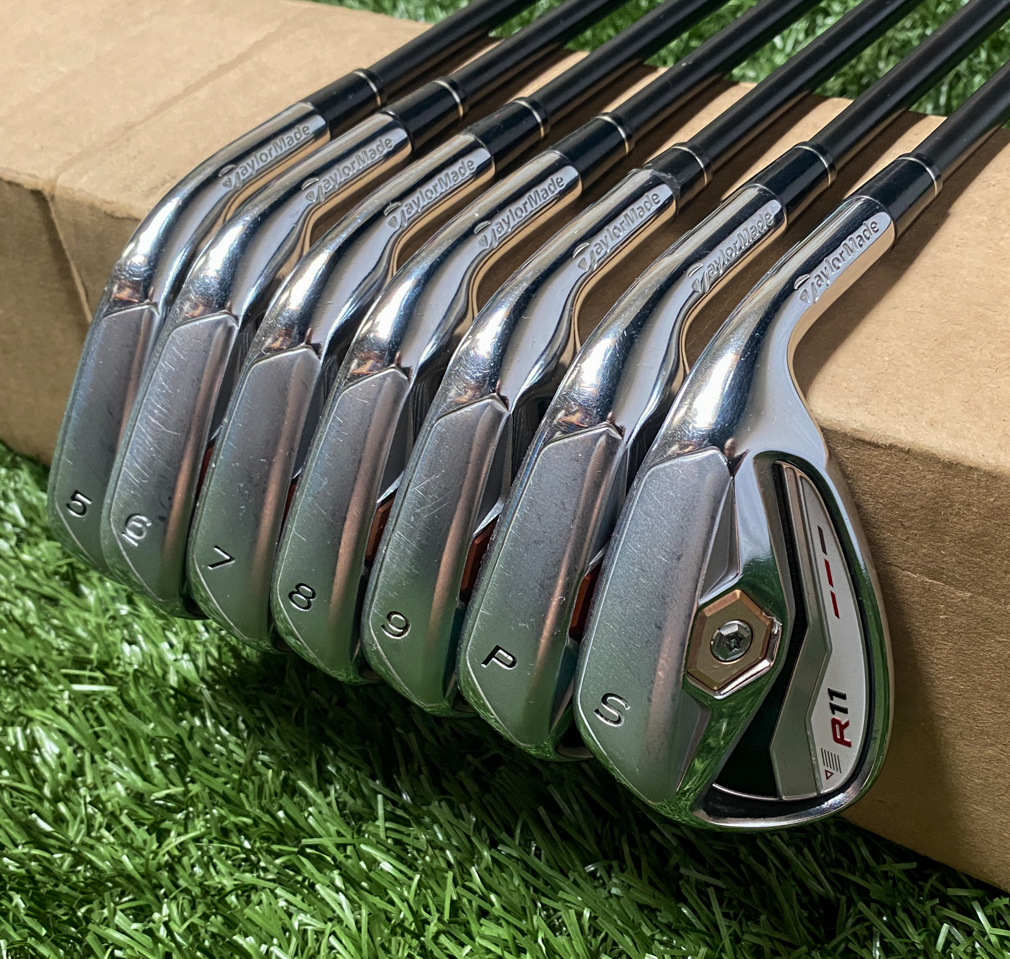 RH TaylorMade R11 Irons 5-PW/SW Motore 75g Stiff Flex
