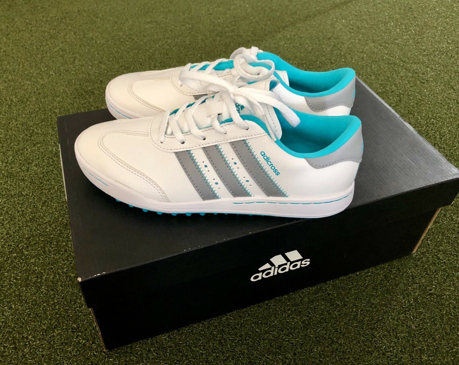 New Adidas JR adicross V Junior s Spikeless Golf Shoe Size 3M White Gray Blue SwingPoint Golf